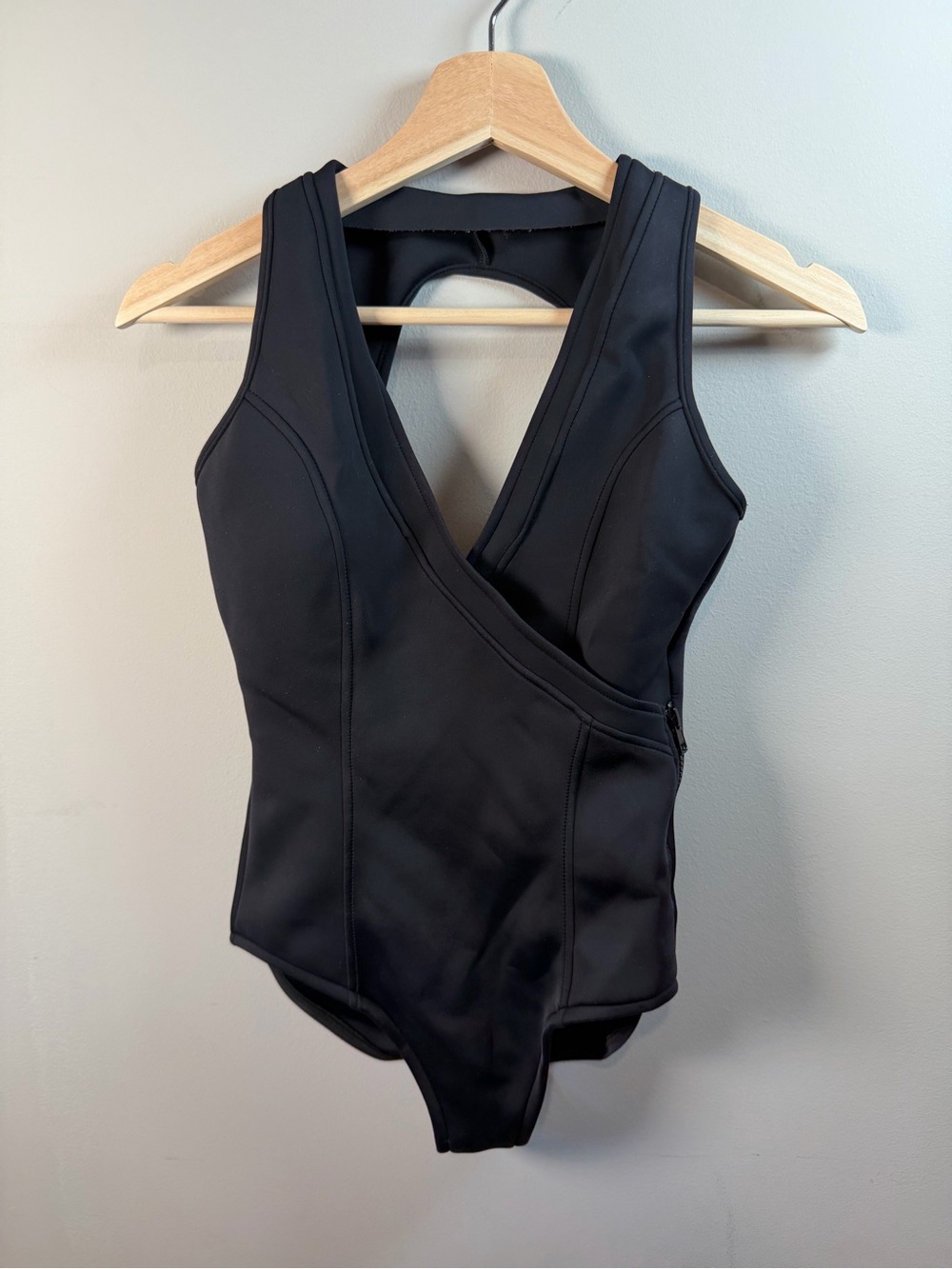 Magicsuitā Womenās Black V-Neck One-Piece Swimsuit Size 8